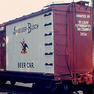 En jernbanevogn for transport av øl, med reklame for Anheuser-Busch