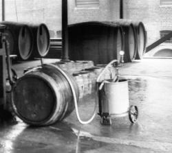Renhold av eikefat i et gammelt bryggeri