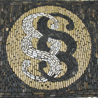 Bilde av mosaik fra brostein i en gate i Freiburg, formet som to paragraf-tegn