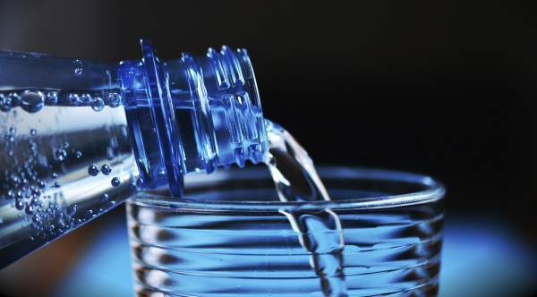 Mineralvann helles fra flaske til glass