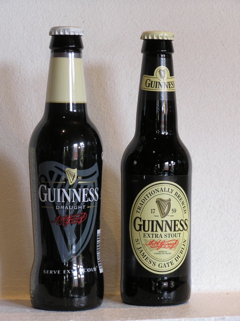 To ulike flasker med øl fra Guinness