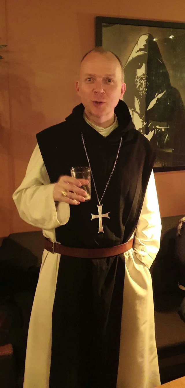 Biskop Erik Varden i Nidaros med et glass i hånda