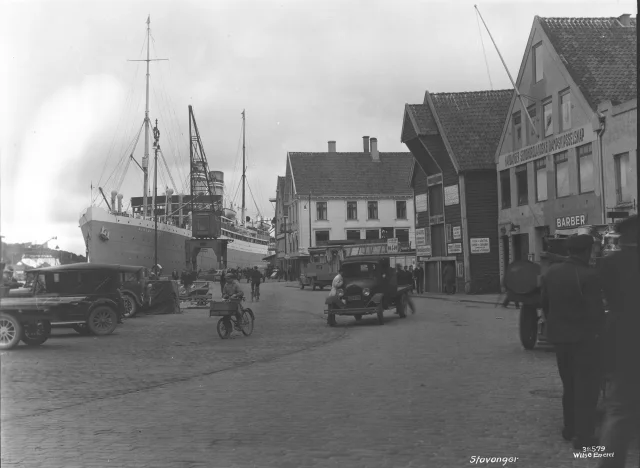 Kai i Stavanger i 1932, med Amerika-båten, pakkhus, gamle biler og sykler