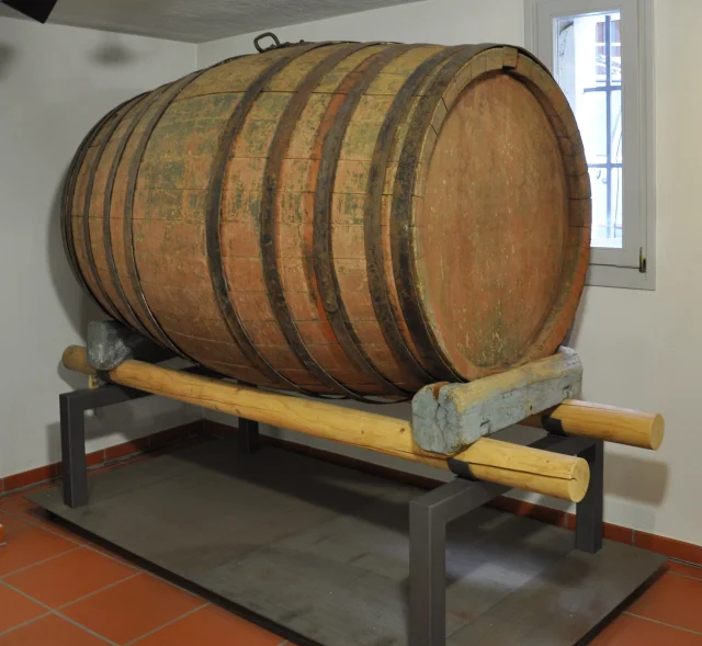 En tønne, eller eikefat, for øl eller vin på flere hundre liter, stående på et bæreanordning.